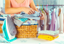 Richtig gebügelt und zusammengelegt bleibt die Wäsche knitterfrei (Bild: © fotofabrika - Fotolia.com)