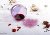 Wenn das Weinglas umkippt, kommt schnell die Angst vor dem bleibenden Fleck (Bild: © ronstik - Fotolia.com)