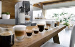 Bis zu 14 verschiedene Kaffeevariationen lassen sich mit dem neuen Vollautomaten von De´Longhi zubereiten. Das Sensorbedienfeld mit Touchfunktion macht das zum Kinderspiel