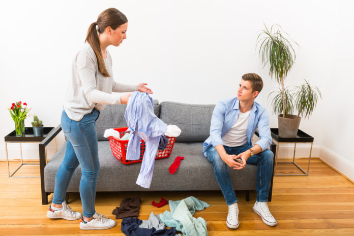 Streit über die Hausarbeit gibt es laut einer repräsentativen Studie in fast jeder Beziehung
