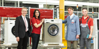 Made in Germany: Die robusten Waschmaschinen für den Einsatz in Gewerbebetrieben werden im Miele-Werk Gütersloh von engagierten Mitarbeitern produziert