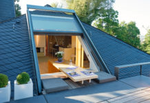 Offenes, großzügiges Wohnen lässt sich optimal im Dachgeschoss verwirklichen. Übergroße Fenster, wie sie beispielsweise von Sunshine Wintergarten hergestellt werden, sorgen für lichtdurchflutete Räume mit Open-Air-Charakter