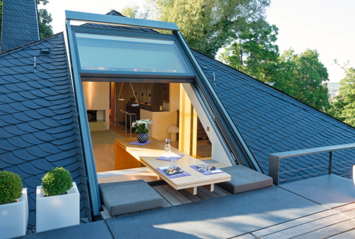 Offenes, großzügiges Wohnen lässt sich optimal im Dachgeschoss verwirklichen. Übergroße Fenster, wie sie beispielsweise von Sunshine Wintergarten hergestellt werden, sorgen für lichtdurchflutete Räume mit Open-Air-Charakter