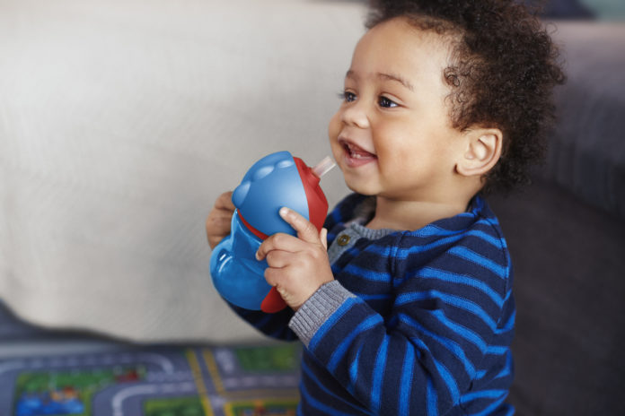 Der Gesundheitskonzern Philips hat neue Modelle seiner Avent Becher mit flexiblem Strohhalm auf den Markt gebracht; mit Griffen für Kleinkinder ab neun Monaten und ohne Griffe für Kinder ab einem Jahr