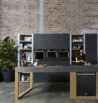 Der Premiumhersteller KitchenAid präsentiert in diesem Sommer seine ersten Edelstahlgeräte in Schwarz