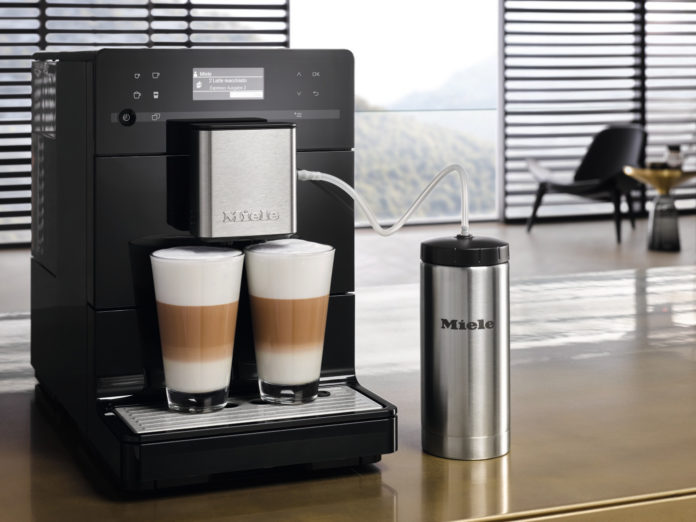 Elegantes, kompaktes Design und vielfältig bei der Kaffeezubereitung: Mit den Stand-Kaffeevollautomaten der Baureihe CM5 rundet Miele sein Sortiment ab