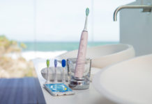 Aufgeladen wird die neue Zahnbürste Sonicare DiamondClean Smart von Philips im stilvollen Ladeglas oder im eleganten Reiseladeetui per USB-Anschluss