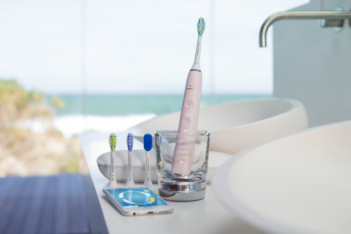 Aufgeladen wird die neue Zahnbürste Sonicare DiamondClean Smart von Philips im stilvollen Ladeglas oder im eleganten Reiseladeetui per USB-Anschluss