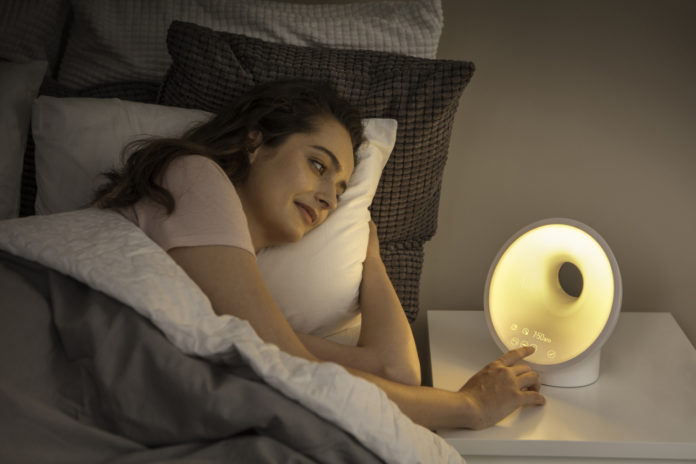 Das neue Philips Wake-up Light mit farbiger Sonnenaufgangssimulation und Sonnenuntergangs-Funktion und vielen Extras sorgt für ausgeglichene Nachtruhe