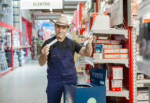 Heimwerkerprofi Konny Reimann weiß, was die Verpackung von Leuchten verrät