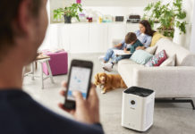 Der Philips Luftreiniger Serie 5000i ist via App zu bedienen, so dass die Luft daheim in Echtzeit von jedem Ort der Welt verändert werden kann