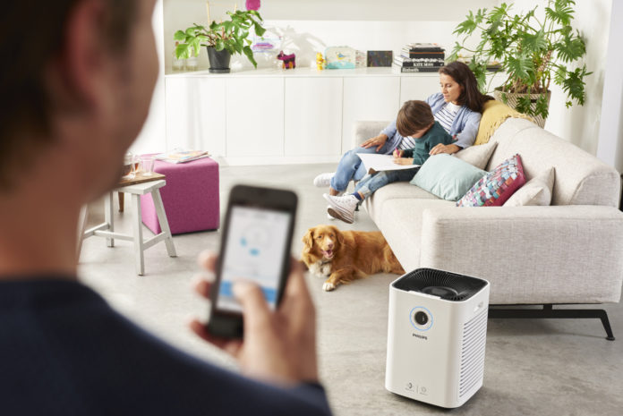 Der Philips Luftreiniger Serie 5000i ist via App zu bedienen, so dass die Luft daheim in Echtzeit von jedem Ort der Welt verändert werden kann