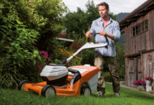 Der Stihl Rasenmäher RMA 448 TC ist sehr wendig und mit dem exklusiven Mono-Komfortlenker ausgestattet