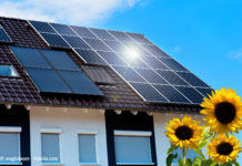 Solarzellen auf dem Dach sorgen nicht nur für eine kleinere Stromrechnung, sondern entlasten auch die Umwelt (Bild: © magicbeam - Fotolia.com)