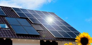 Solarzellen auf dem Dach sorgen nicht nur für eine kleinere Stromrechnung, sondern entlasten auch die Umwelt (Bild: © magicbeam - Fotolia.com)
