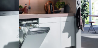 Zum Schnellwaschgang bieten moderne Wasch- und Geschirrspülmaschinen, wie der Geschirrspüler von Miele, mit effizienten Eco-Programmen kostengünstige Alternativen