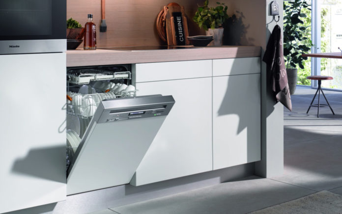 Zum Schnellwaschgang bieten moderne Wasch- und Geschirrspülmaschinen, wie der Geschirrspüler von Miele, mit effizienten Eco-Programmen kostengünstige Alternativen