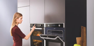 Mit Samsung zum Wohnraum der Zukunft heißt es auch mit dem Dual Cook Flex Backofen NV7000, mit dem dank geteilter Ofentür und teilbarem Garraum zwei Gerichte gleichzeitig zubereitet werden können