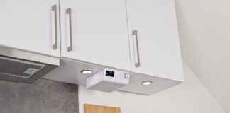 Das WLAN-Küchenradio QAS-100.w ist zur Montage unter Hängeschränken geeignet und brilliert unter anderem mit Amazon Alexa, DAB+ und UKW