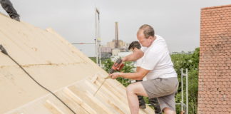 Holzfaser-Dämmstoffe sorgen im Winter für wohlige Wärme, sparen im Sommer die Hitze aus und schützen die Bausubstanz