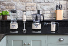 Das Retro Vintage Cream Set von Russell Hobbs besteht aus Food Processor, Glas-Standmixer, Stabmixer sowie Handmixer und sorgt für ein ganz besonderes Flair in der Küche