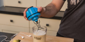 Der InstaMixer von Russell Hobbs verarbeitet schnell und ohne Kraftaufwand Nahrungsergänzungsmittel zu Proteinshakes