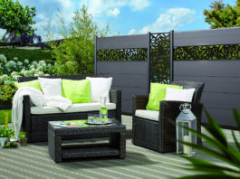 Ein moderner Gartenzaun besteht heute aus farbenfrohen Sichtschutzelementen mit den Board XL-Profilen von TraumGarten