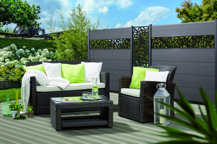 Ein moderner Gartenzaun besteht heute aus farbenfrohen Sichtschutzelementen mit den Board XL-Profilen von TraumGarten