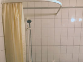 Beim Sanftläufer-System für ein barrierefreies Bad ist die Pumpe nicht sichtbar hinter einer Revisionsklappe der bodenebene Dusche installiert