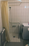 Beim Sanftläufer-System für ein barrierefreies Bad ist die Pumpe nicht sichtbar hinter einer Revisionsklappe der bodenebene Dusche installiert
