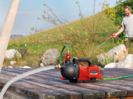 Die Aquinna Akku-Gartenpumpe von Einhell im Einsatz: einfach pumpen – mobil und flexibel