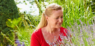 Für Lavendel eignet sich Experten zufolge sehr gut die Kübelpflanzenerde mediterran von Floragard, die mit ihrem mineralischen Anteil der Beschaffenheit der Böden im Mittelmeerraum sehr nahe kommt