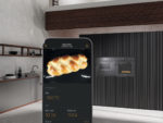 Der Backofen aus der Einbau-Generation 7000 von Miele kann bei Bedarf per Smartphone nachjustiert werden, während der Besitzer sich außerhalb der Küche beispielsweise seinen Gästen widmet