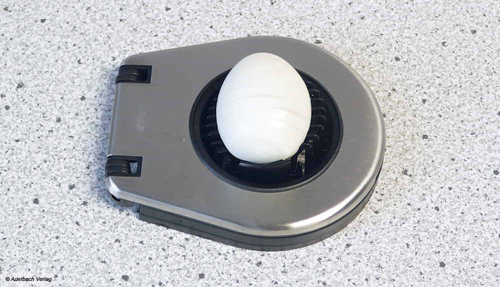Eierschneider mit zwei Funktionen: Der Gefu Eierschneider schneidet Scheiben und Spalten und kann in der Spülmaschine gereinigt werden