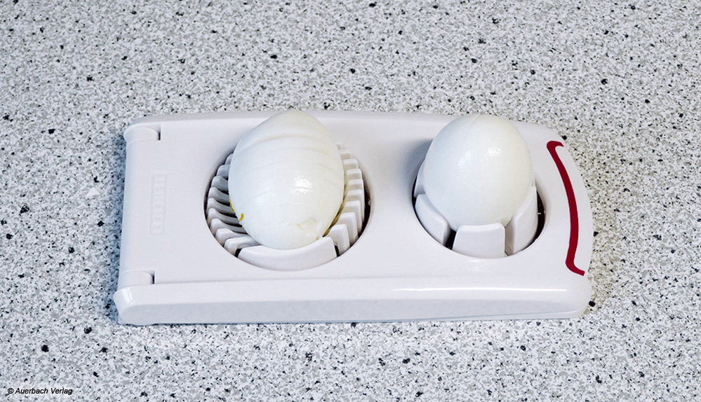 Drei Funktionen: Eier in runde und ovale Scheiben sowie Spalten. Dieser Eierschneider von Leifheit liefert mit scharfen Drähten sehr gute Ergebnisse