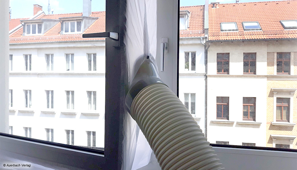 Mit dem Klimasegel kann man den Schlauch auch in Flügelfenstern gut befestigen. Es wird mit Klettverschluss angebracht