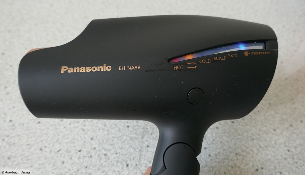 Eine farbige Beleuchtung an der Seite des Föhns zeigt bei Panasonic das ausgewählte Programm an