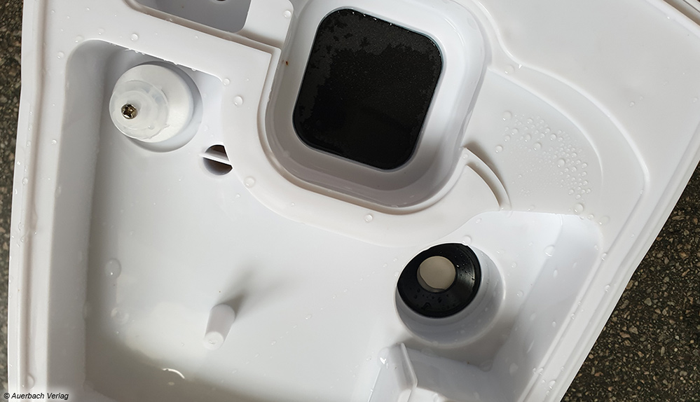 Blick in einen Luftbefeuchter: Rechts gut zu erkennen ist eine Vertiefung im Wasserbehälter. Dort sitzt die Membran des Ultraschall-Sensors