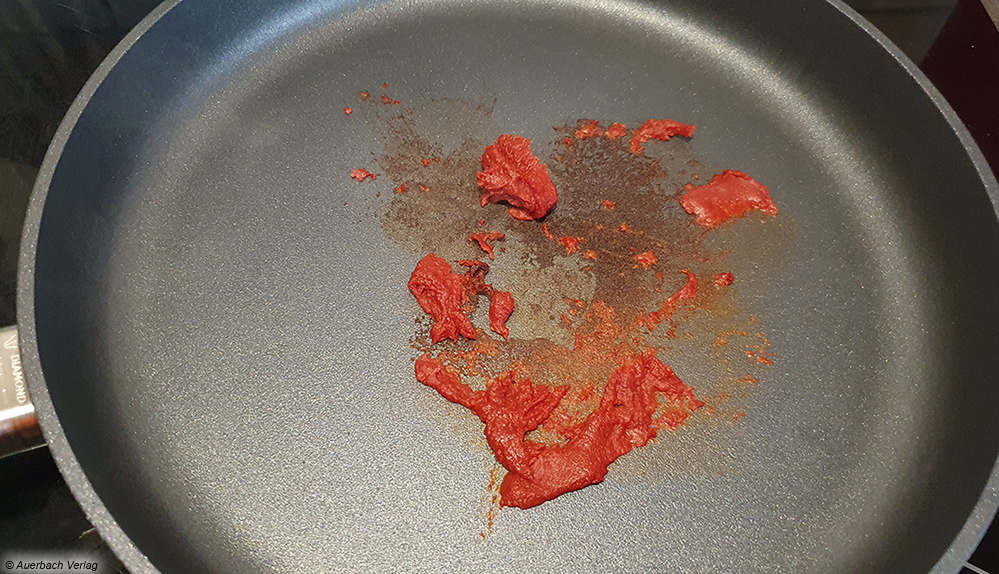 Mithilfe von Tomatenmark wird ein Einbrenntest erledigt. Entscheidend ist, wie gut sich das angebrannte Mark wieder aus der Pfanne entfernen lässt