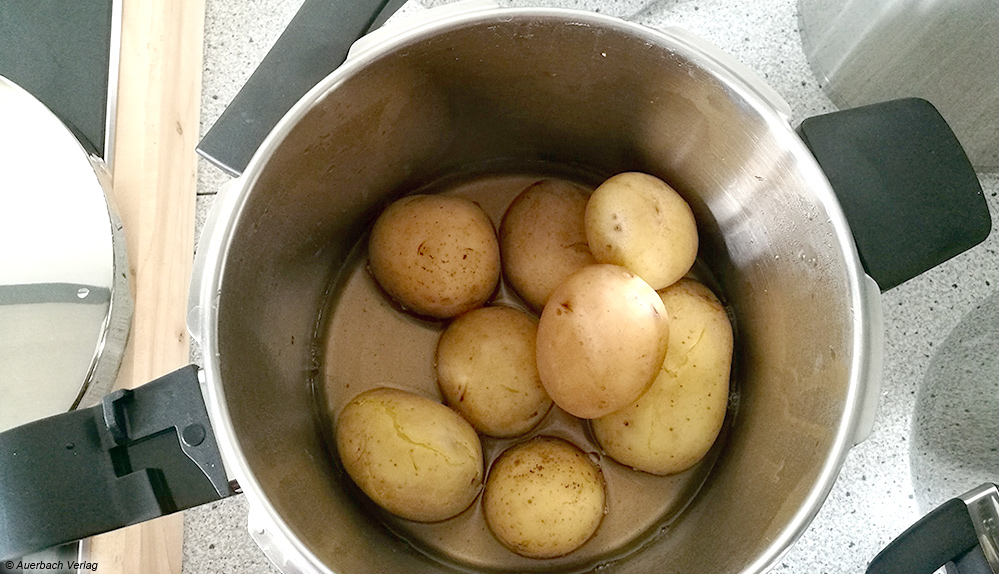 Energieeffizient wie nie: Schon 400 ml Wasser reichen aus, um 750 g Kartoffeln (ca. acht Stück) zu kochen