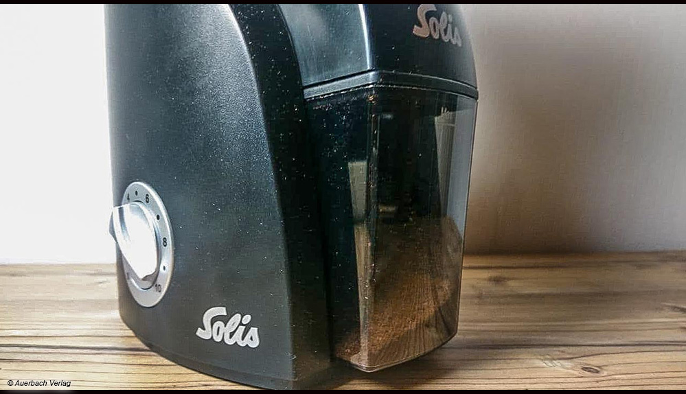 Beim Solis-Gerät ist ein Ionengenerator verbaut, der ein statisches Haften des Kaffeepulvers am Auffangbehälter verhindert