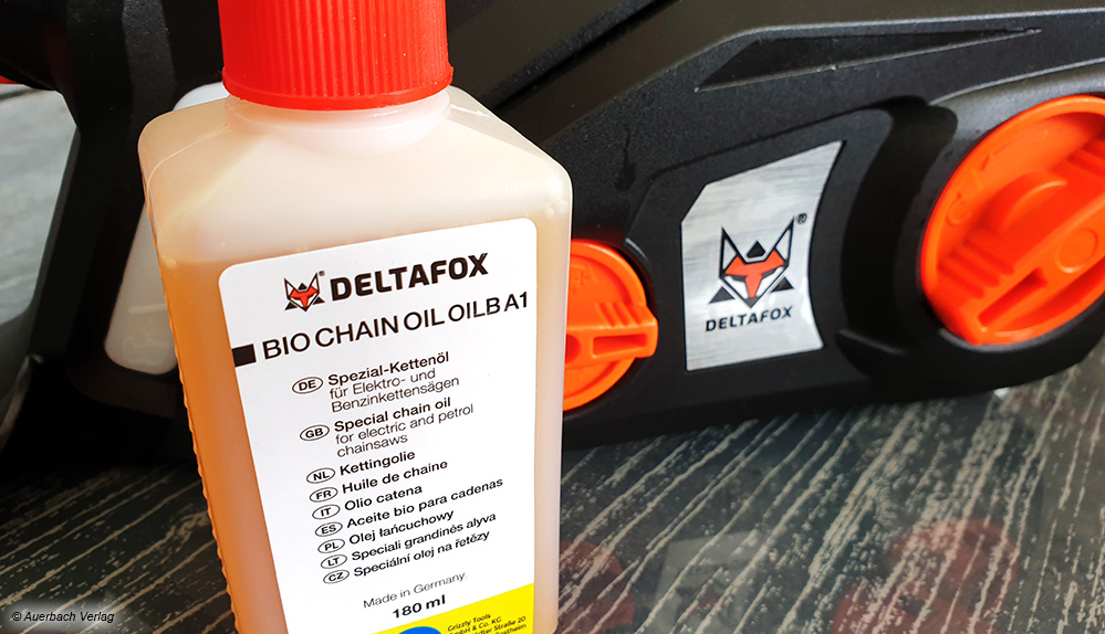 Sehr vorbildlich: Der Hersteller Deltafox legt seiner Kettensäge eine Flasche mit passendem Kettenöl für den Erstbetrieb bei
