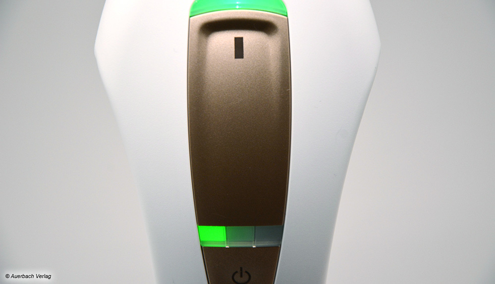 Der Lichtepilierer von Beurer zeigt die gewählte Blitzintensität durch drei grüne LEDs auf der Oberseite an