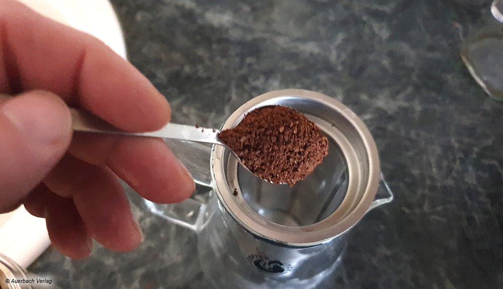 Das etwas gröbere Kaffeepulver wird in der gewünschten Menge in den Permanentfilter der Cold-Brew-Kanne eingefüllt