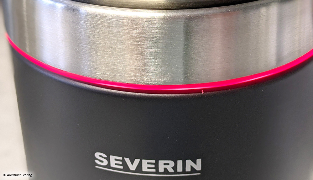 Das Gerät von Severin zeigt am umlaufenden Leuchtring den Betrieb an, die rote Farbe warnt zusätzlich vor Hitze