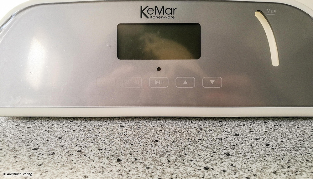 Der Dampfgarer von Kemar hat eine Wasserstandsanzeige, an der abgelesen werden kann, wie viel Flüssigkeit sich noch im Behälter befindet