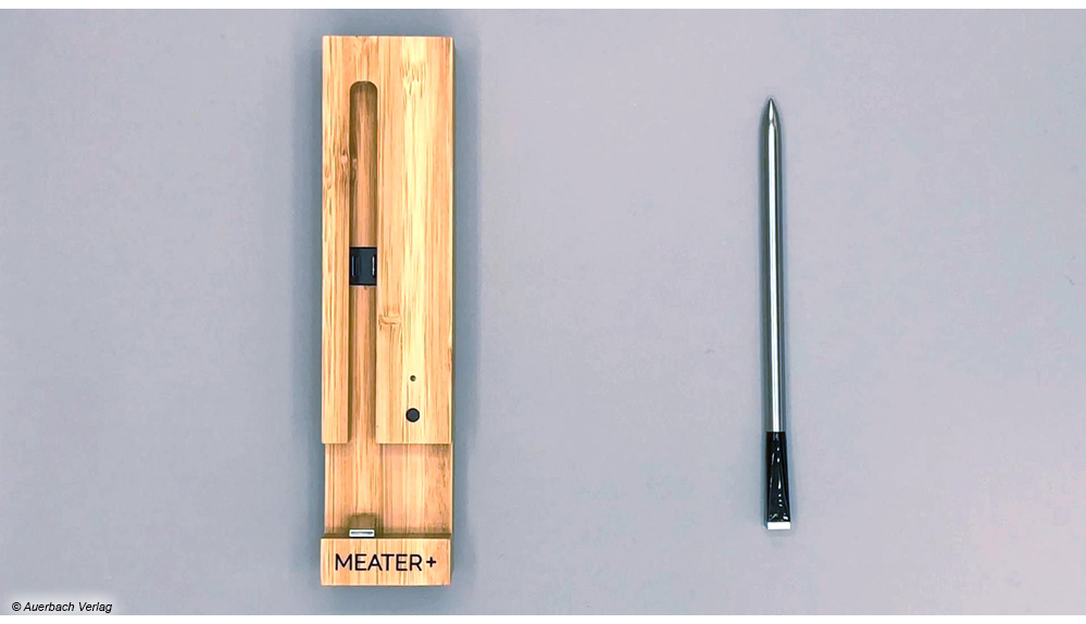 Beim Entnehmen des Meater-Thermometers aus der Basisstation verbindet sich dieses automatisch mit dem Smartphone des Nutzers