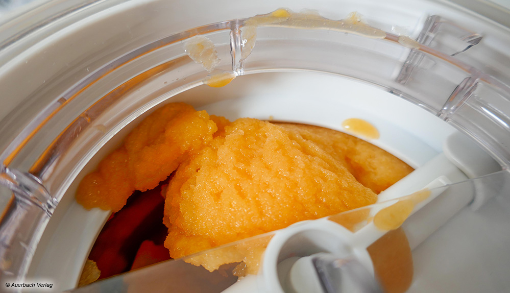 Bei der Eismaschine von Cuisinart dreht sich der Behälter um das feststehende Paddel, wodurch sich die Masse davor stauen kann