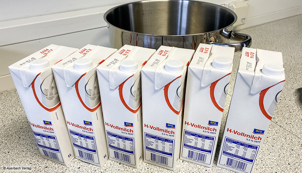 Für den Test muss eine große Menge Milch mit Joghurt geimpft werden, damit alle Gläser gleichermaßen gefüllt werden