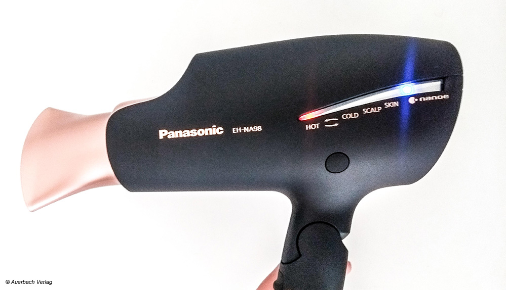 Ein Haartrockner mit Spezialfunktionen und Beleuchtung ist der einzige klappbare Testkandidat von Panasonic